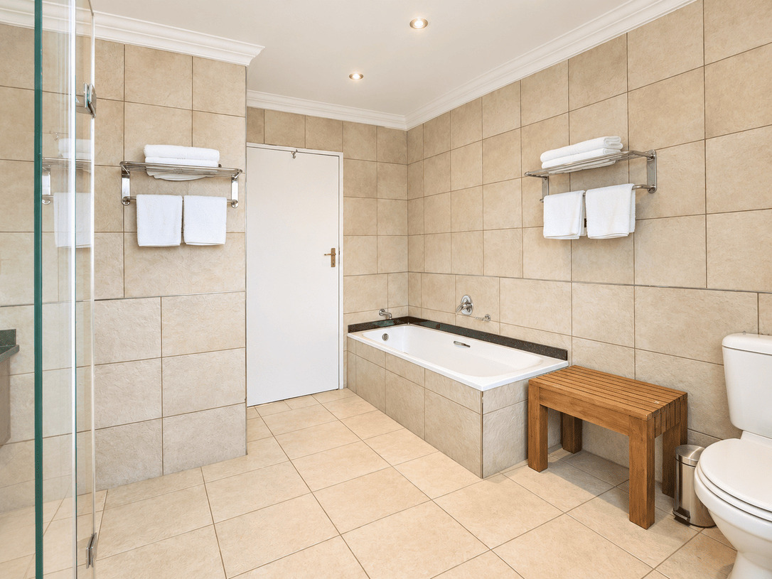 Executive suite Bathroom 2