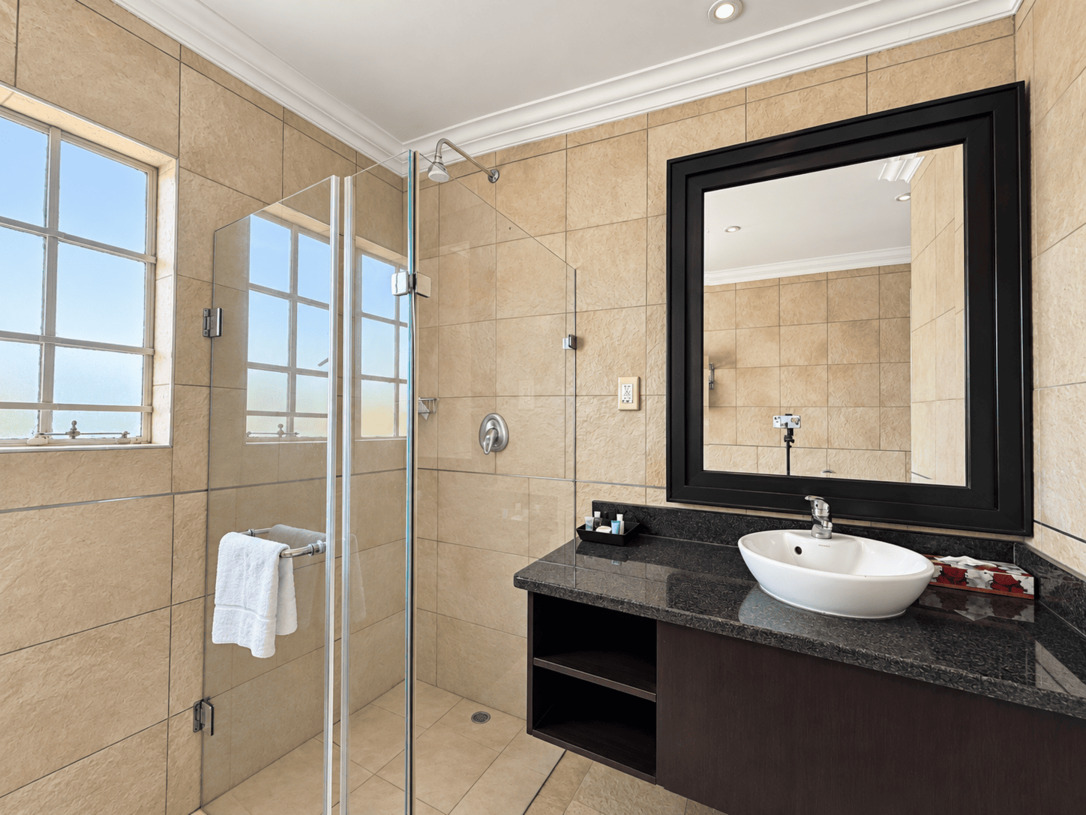 Kind Roundavel Bathroom 1