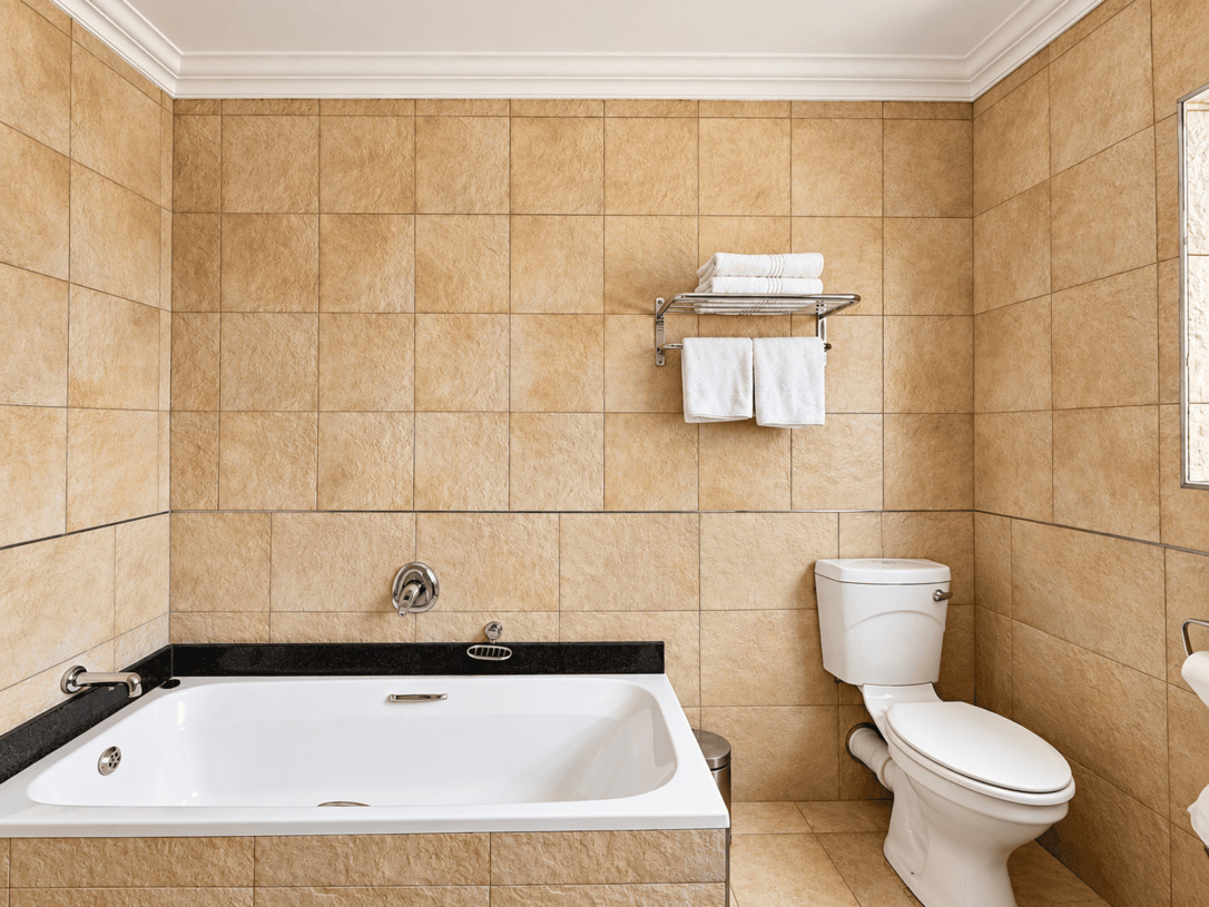 King Roundavel Bathroom 2