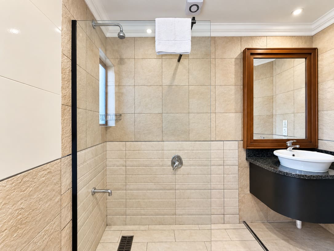 Self Catering King Bathroom